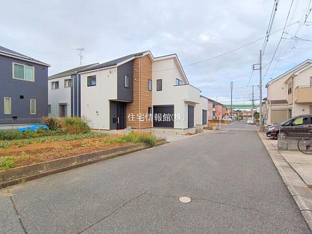 前面道路を含めた現地写真です。