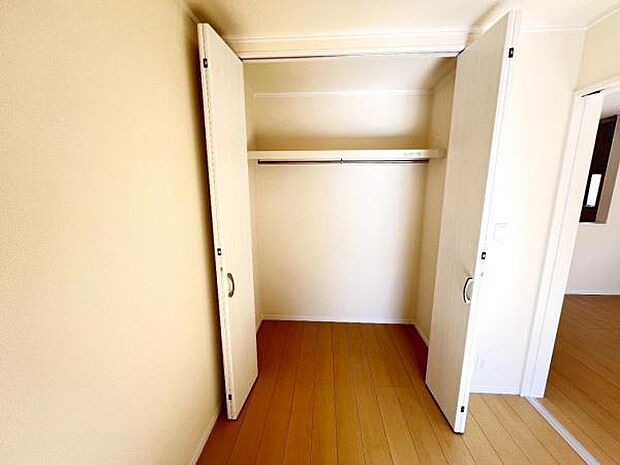 いつでもお部屋をスッキリお使い頂ける収納スペースを設置。