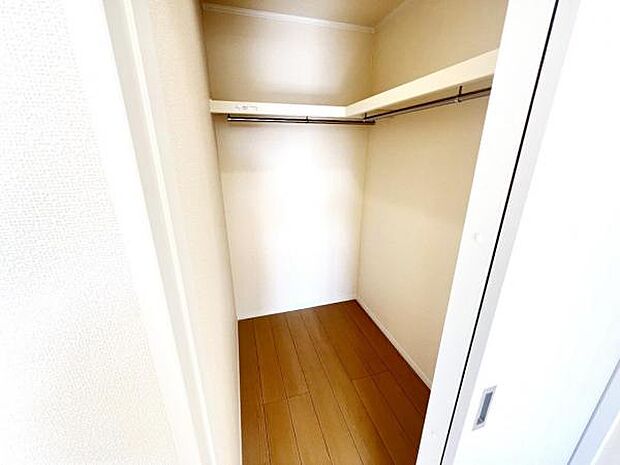 ウォークインクローゼットがあり収納スペースも豊富。季節物もスッキリ片付きそうです。