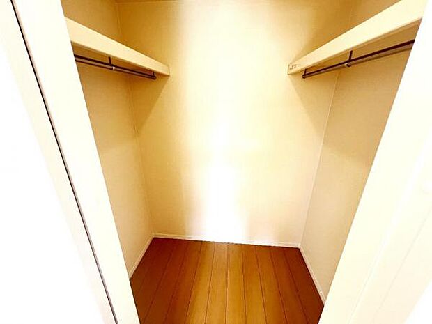 ウォークインクローゼットがあり収納スペースも豊富。季節物もスッキリ片付きそうです。