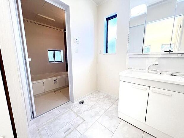 脱衣所は小さなお子様がいるご家庭にも重宝されます。