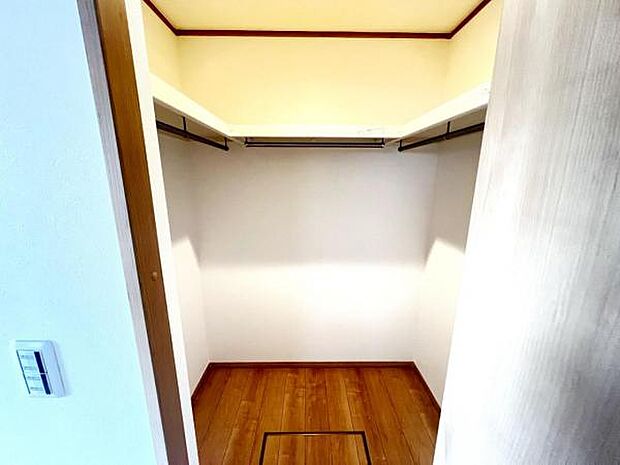 ウォークインクローゼットがあり収納スペースも豊富。季節物もスッキリ片付きそうです。