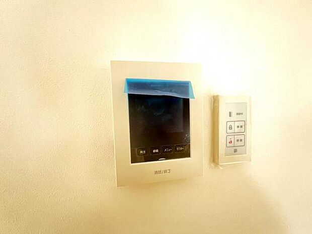 訪問者を確認できるTVモニター付きインターフォンです。