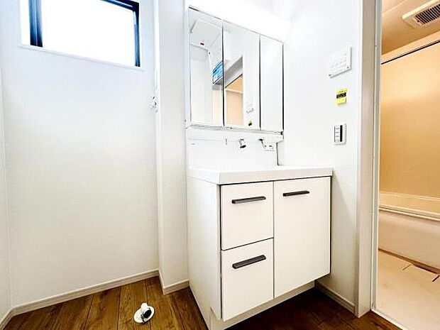 洗面化粧台です。朝の身支度から1日が始まります。