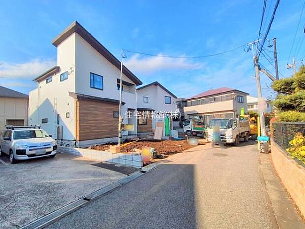 前面道路を含めた現地写真です。