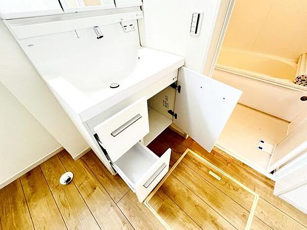 脱衣所は小さなお子様がいるご家庭にも重宝されます。