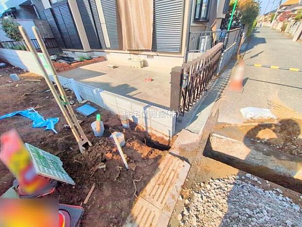 前面道路を含めた現地写真です。