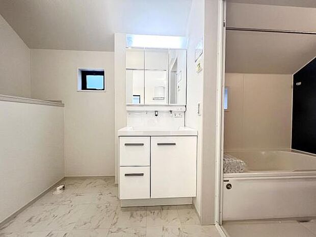 洗面化粧台です。朝の身支度から1日が始まります。