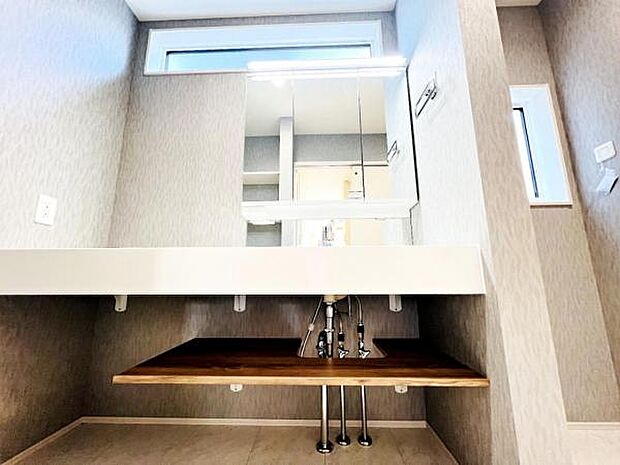 洗面化粧台です。朝の身支度から1日が始まります。