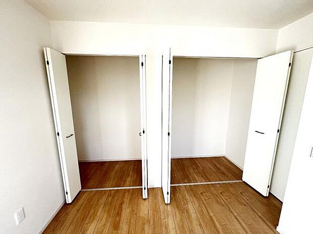 いつでもお部屋をスッキリお使い頂ける収納スペースを設置。