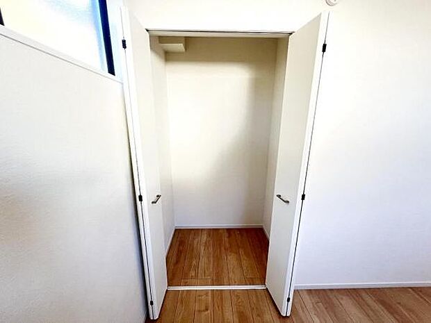 いつでもお部屋をスッキリお使い頂ける収納スペースを設置。