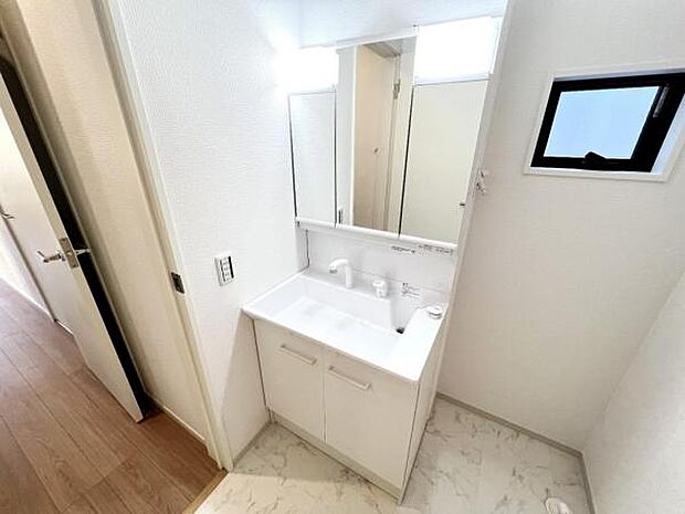 洗面化粧台です。朝の身支度から1日が始まります。