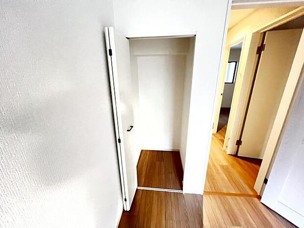 いつでもお部屋をスッキリお使い頂ける収納スペースを設置。