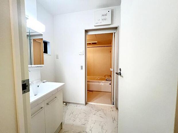 脱衣所は小さなお子様がいるご家庭にも重宝されます。