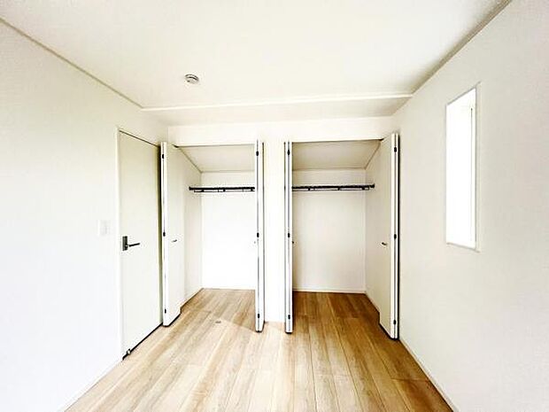 いつでもお部屋をスッキリお使い頂ける収納スペースを設置。