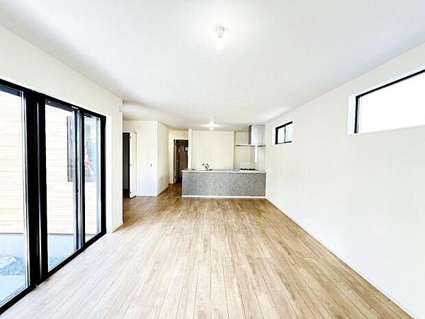 お食事中もキッチンと会話が楽しめるダイニングスペース。