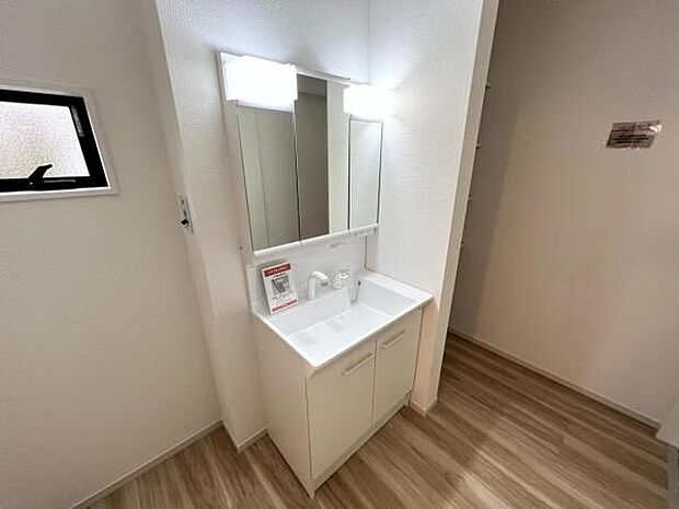 洗面化粧台です。朝の身支度から1日が始まります。