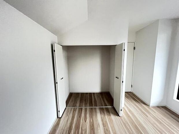 いつでもお部屋をスッキリお使い頂ける収納スペースを設置。