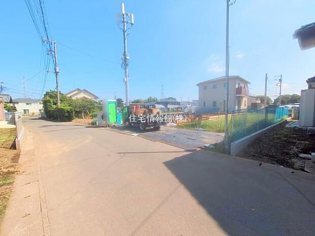 前面道路を含めた現地写真です。