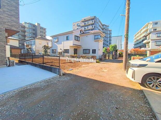 前面道路を含めた現地写真です。