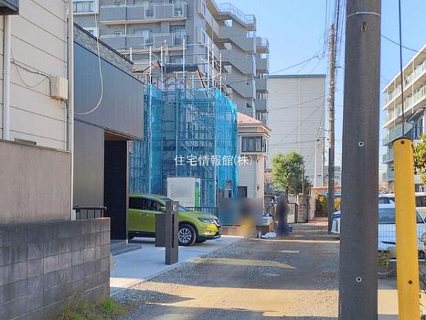 前面道路を含めた現地写真です。