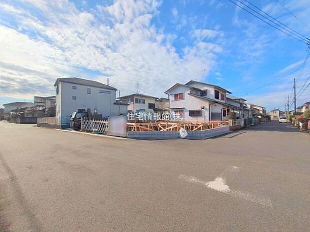 前面道路を含めた現地写真です。