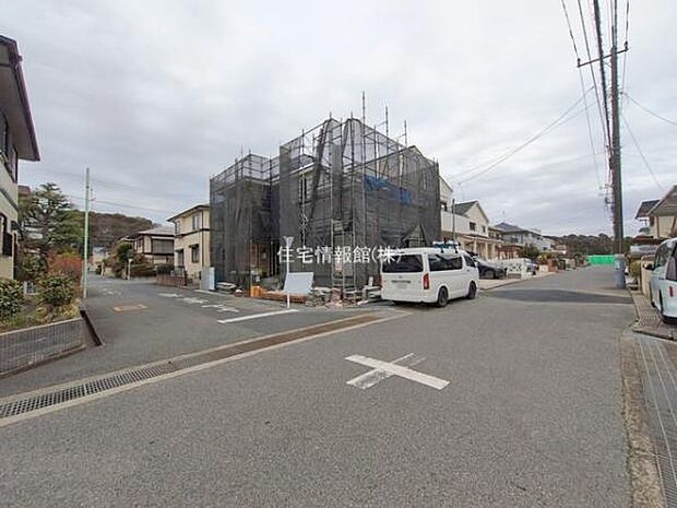 前面道路を含めた現地写真です。