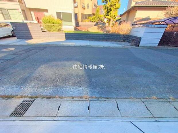前面道路を含めた現地写真です。