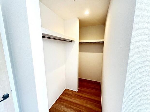 ウォークインクローゼットがあり収納スペースも豊富。季節物もスッキリ片付きそうです。