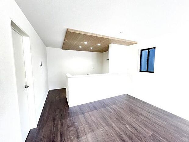 お食事中もキッチンと会話が楽しめるダイニングスペース。