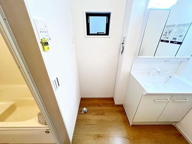 洗面化粧台です。朝の身支度から1日が始まります。