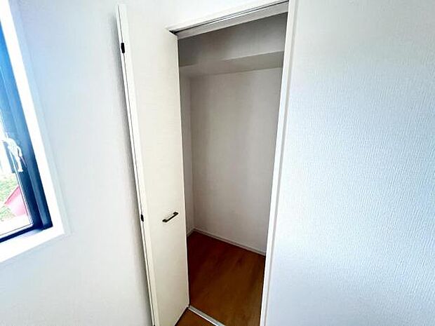 いつでもお部屋をスッキリお使い頂ける収納スペースを設置。