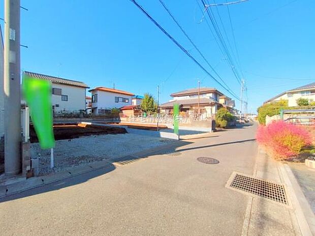 前面道路を含めた現地写真です。