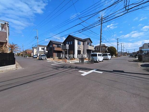 前面道路を含めた現地写真です。