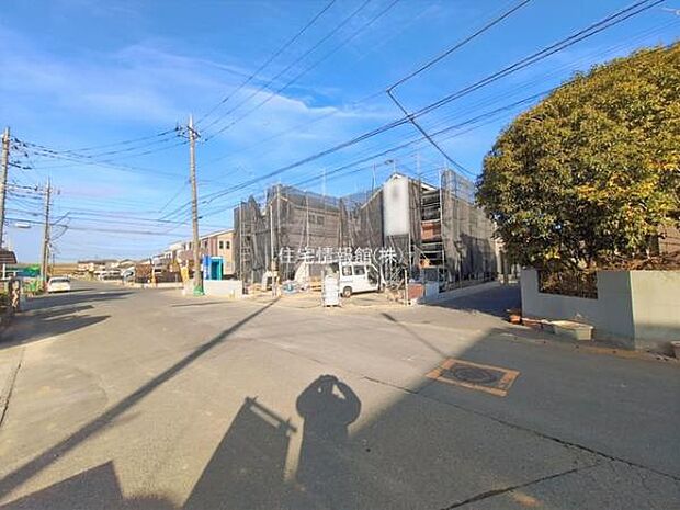 前面道路を含めた現地写真です。