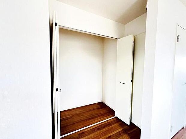 いつでもお部屋をスッキリお使い頂ける収納スペースを設置。