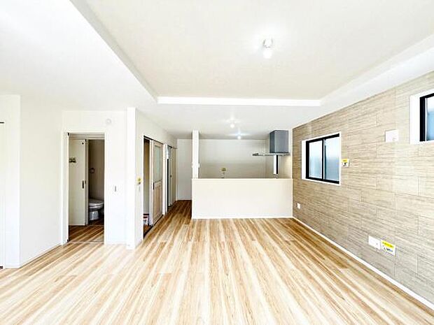 お食事中もキッチンと会話が楽しめるダイニングスペース。