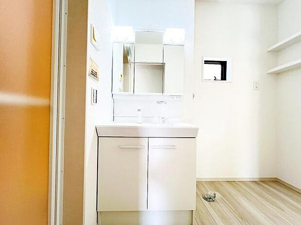 洗面化粧台です。朝の身支度から1日が始まります。