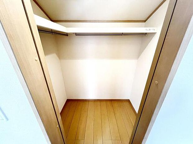 ウォークインクローゼットがあり収納スペースも豊富。季節物もスッキリ片付きそうです。