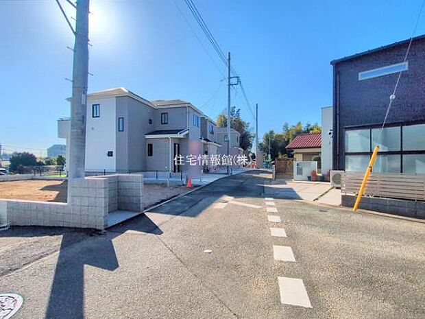 前面道路を含めた現地写真です。