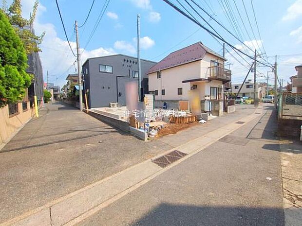 前面道路を含めた現地写真です。