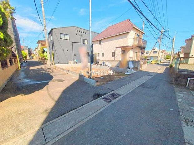 前面道路を含めた現地写真です。