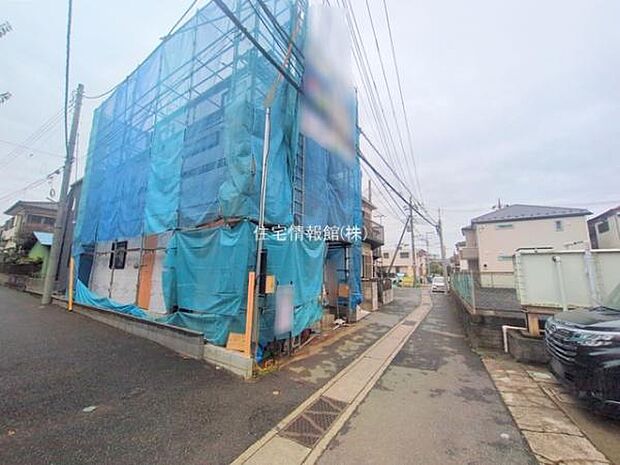 前面道路を含めた現地写真です。