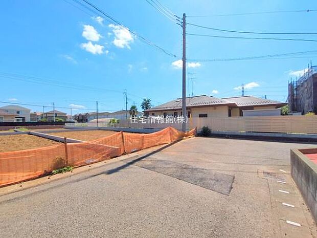 前面道路を含めた現地写真です。