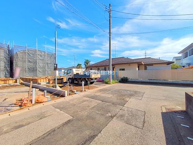 前面道路を含めた現地写真です。