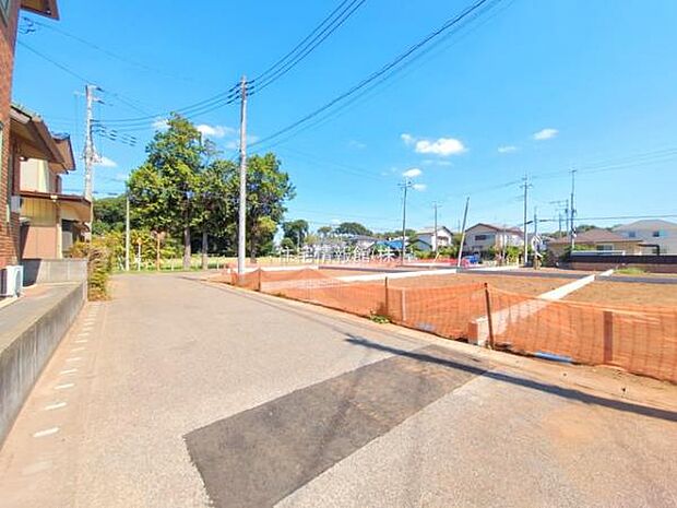 前面道路を含めた現地写真です。