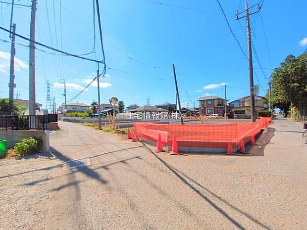 前面道路を含めた現地写真です。