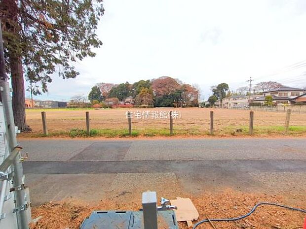 前面道路を含めた現地写真です。