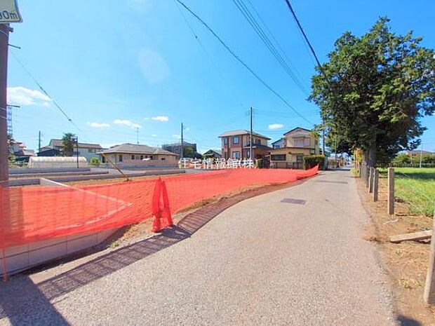 前面道路を含めた現地写真です。