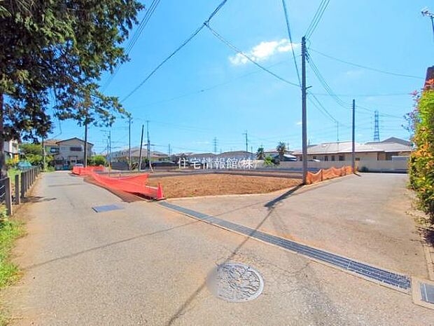 前面道路を含めた現地写真です。